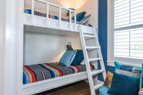 Bevin's Beach House By Ami Locals