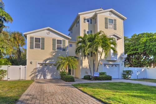 Holmes Beach Family Home With Private Pool And 3 Decks!