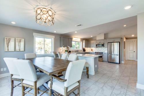 Private Pool, Beautiful Interior Finishes! Inquire For Fall Break Specials!