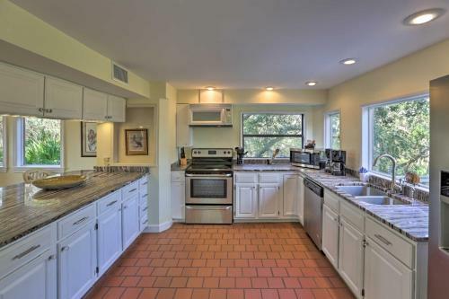 Refurbished 5,000 Sq Ft Home With Coast Views And Pool