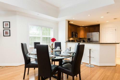 Modern Three Suites Vacation Apartment (266652)