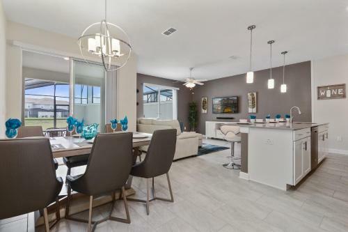 Four Bedrooms With Screen Poolstoreylake 4910