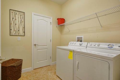 Paradise Palms- 5 Bedroom Pool Home-3116pp