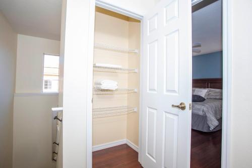 Four Bedroom W/ Pool Close To Disney 8570