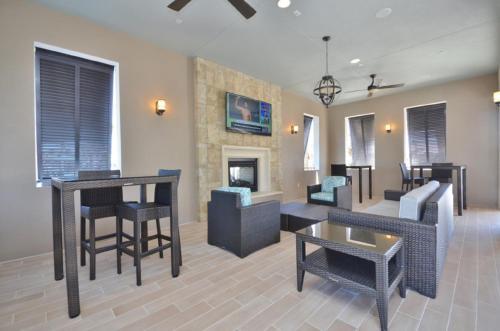 Villa Windsor At Westside 8811md