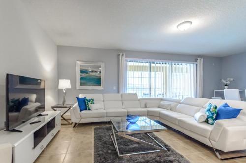 Villa Windsor At Westside 8811md