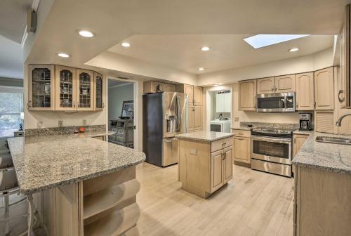 Harbor Bluffs Home With Yard - 5 Mins To Beach!