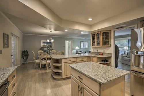 Harbor Bluffs Home With Yard - 5 Mins To Beach!