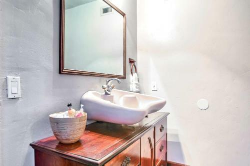 Tropical Lake Worth Hideaway Walk To Attractions!