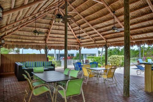 Victoria's Holiday 3bed/2bath Townhouse With Shared Pool