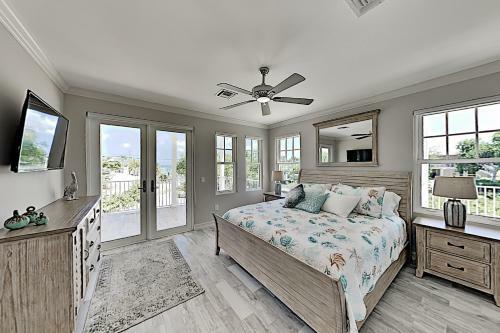 Seven Palms - Waterfront, Ocean Views - 50' Dock Home