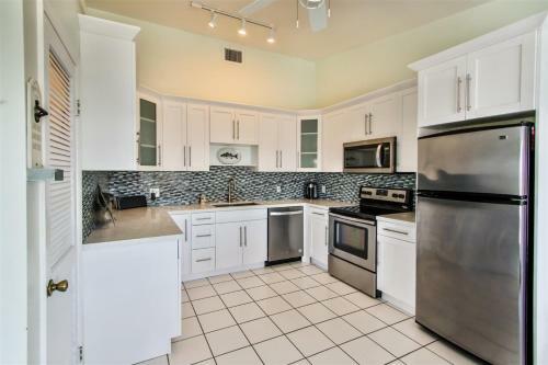 Angler's Dream 2bed/2bath Half Duplex With Private Pool & Dockage