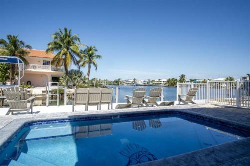 Reel Paradise 2bed 2bath Half Duplex With Brand New Private Pool, Deck & Dockage