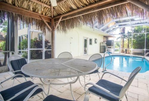 Big Kahuna 5bed/4bath Updated Home With Private Pool & Dockage