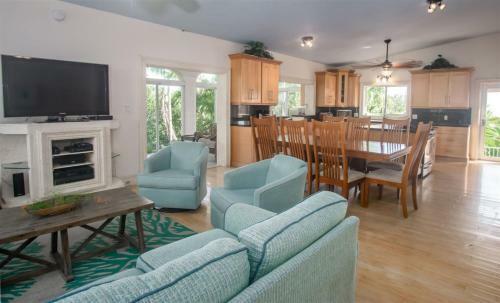 Big Kahuna 5bed/4bath Updated Home With Private Pool & Dockage