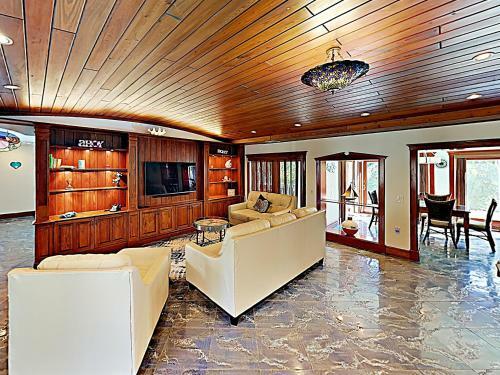 Canal-front Dream With Private Pool, Spa & Dock Home