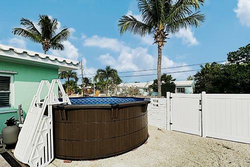 Sun-soaked Canal-front Home With Private Dock & Pool Home