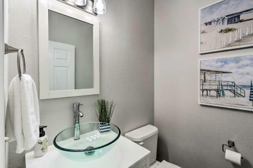 Updated Abode With Yard, Walk To Mexico Beach!