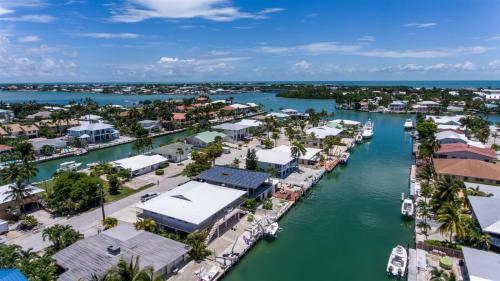 Serenity Found 3bed/2bath Duplex With Dockage & Cabana Club