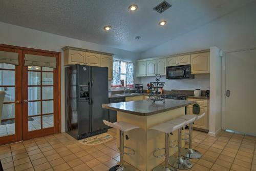 Miami Home With Screened-in Pool Mins From Zoo!