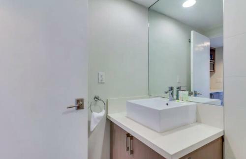 Oceanview Studio On Beach With Pool, Gym, Bars, And Free Parking
