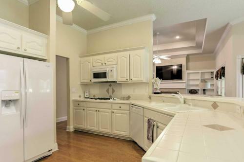 Spacious Milton House With Porch - On Golf Course!