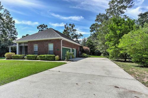 Spacious Milton House With Porch - On Golf Course!