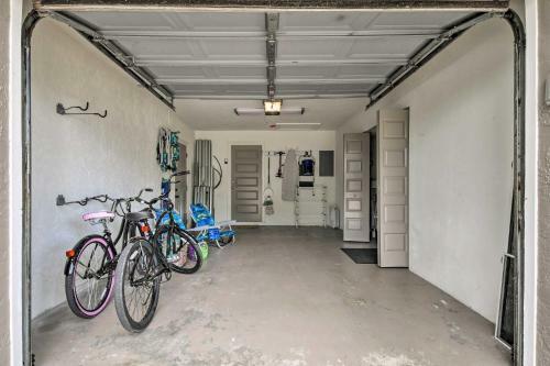 Lovely Naples Bungalow - Walk To Vanderbilt Beach!