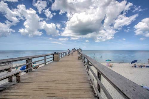 Apartamento Upscale Naples Condo With Pool Access Walk To Pier!