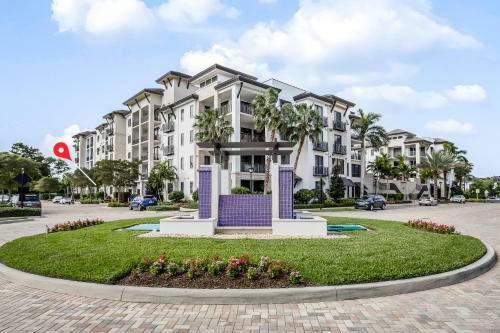 Naples Square Paradise