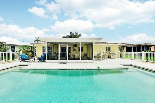 Canal-front Getaway With Pool - Minutes To Beach! Home