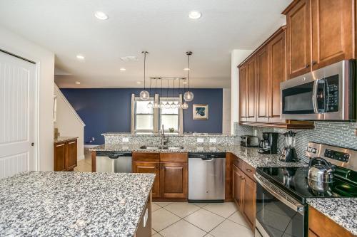 6 Bedroom Vacation Home With Pool (1751)