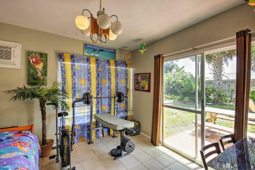 Spacious Home With Yard, 0 5 Mi To Ormond Beach
