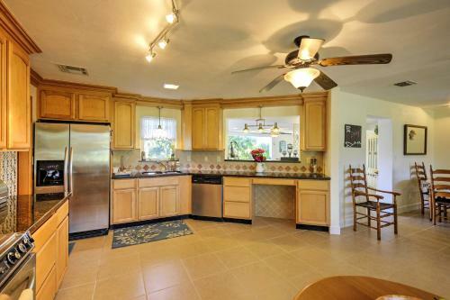 Tropical Ormond Beach Bungalow With Patio And Grill!