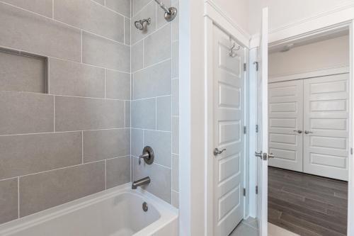 Prime Locale With Pool & Dock Access, Near Beach Home