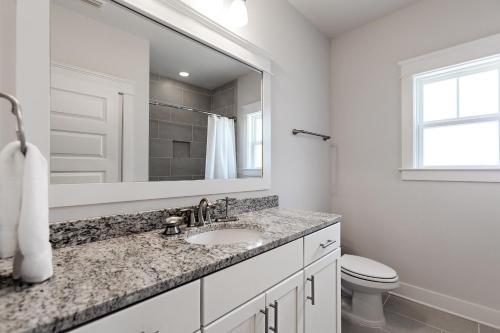 Prime Locale With Pool & Dock Access, Near Beach Home