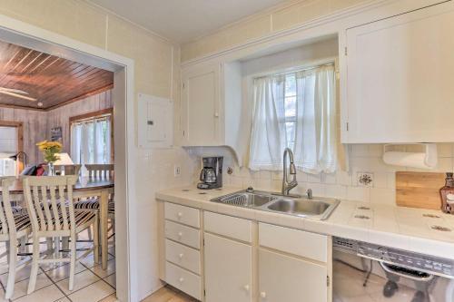 Charming Bid-a-wee Beach Cottage With Fire Pit
