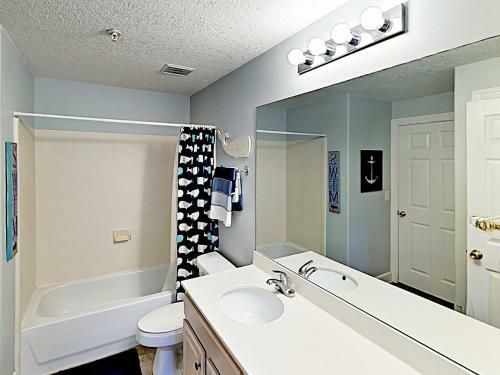 Apartamento New Listing! Beachfront Bliss With Boundless Views Condo