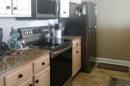 Apartamento New Listing! Beachfront Bliss With Boundless Views Condo