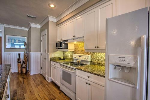 Apartamento Beachfront Condo With Balcony And Semi-private Pool!