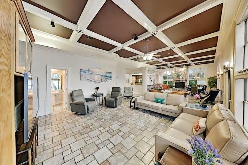Lavish Waterfront Home With Private Dock & Beach Home