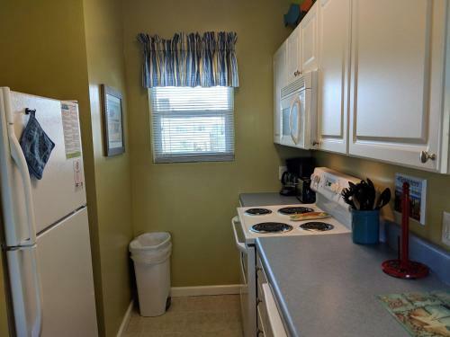 A1- Beachy Decorated Condo- Steps To The Bay