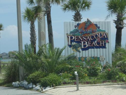 A1- Beachy Decorated Condo- Steps To The Bay