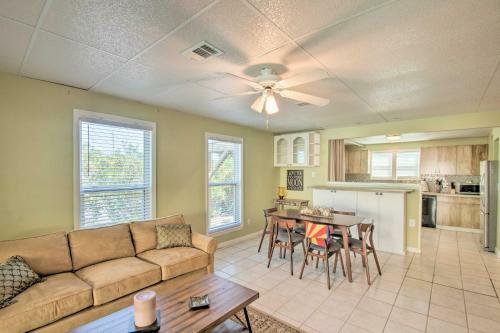 Expansive Retreat With Pool 2 Blocks To Beach!