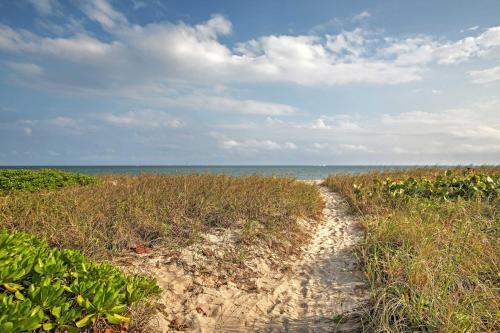 Large Pompano Home With Pool 1 Block To Private Beach