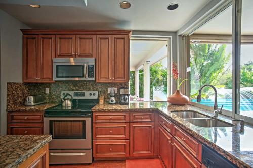 Large Pompano Home With Pool 1 Block To Private Beach