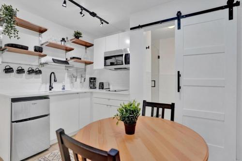 Recently Renovated! Studio Apartment - Unit #18b Apts