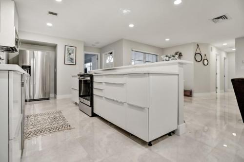 Recently Renovated! 2 2 Apartment - Unit #20a Apts