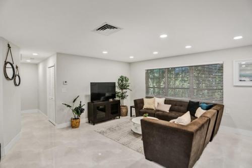 Recently Renovated! 2 2 Apartment - Unit #20a Apts