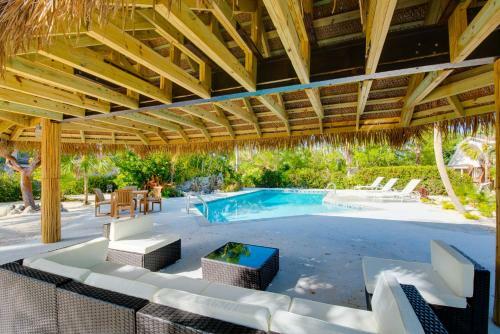 Pelico Palms - Villa & Treehouse